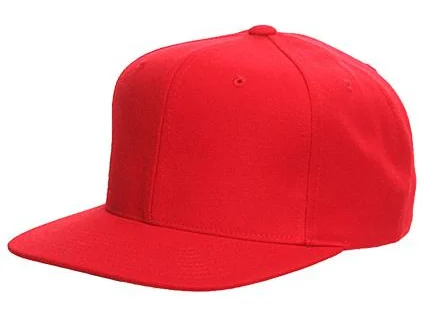 Yupoong Classic Snapback Cap in Rot, schräg von vorne